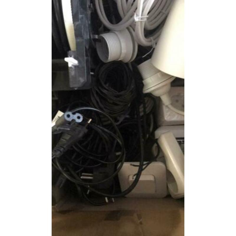 Doos met nieuwe + gebruikte elektra, snoer, contactdoos enz.