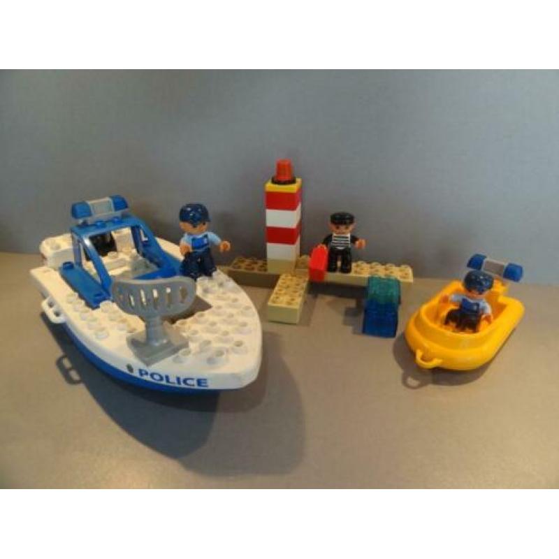 Duplo 4861 politieboot met boef