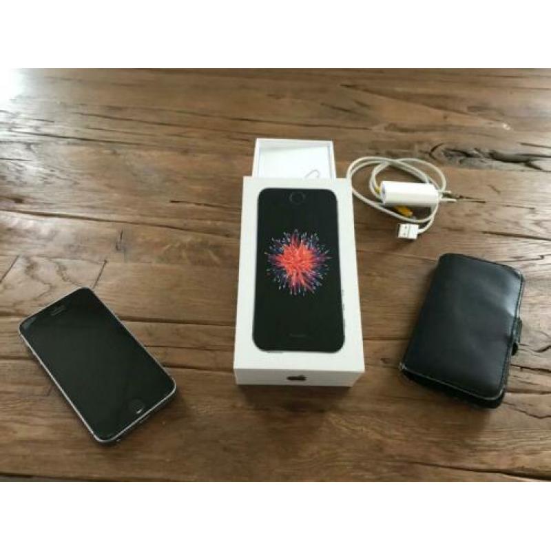 Nog zeer nette iPhone SE incl boekje doosje en lader