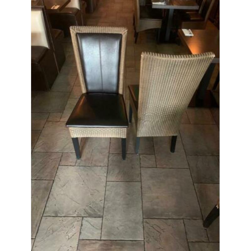 Restaurant meubilair: eettafel, stoelen, lampen, hek