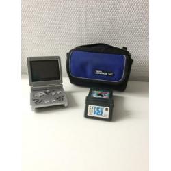 Gameboy advance sp tribal met 6 games, oplader en tas.
