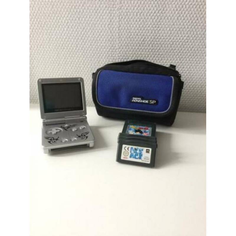 Gameboy advance sp tribal met 6 games, oplader en tas.