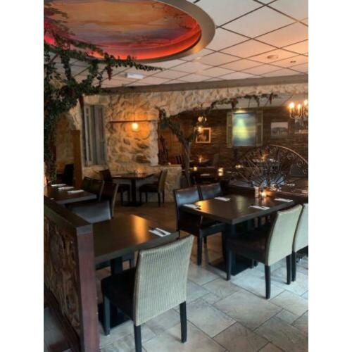 Restaurant meubilair: eettafel, stoelen, lampen, hek