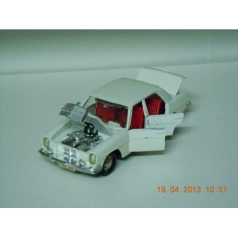 Mercedes 250 type W115/8. Model van het Marklin. Model nageg