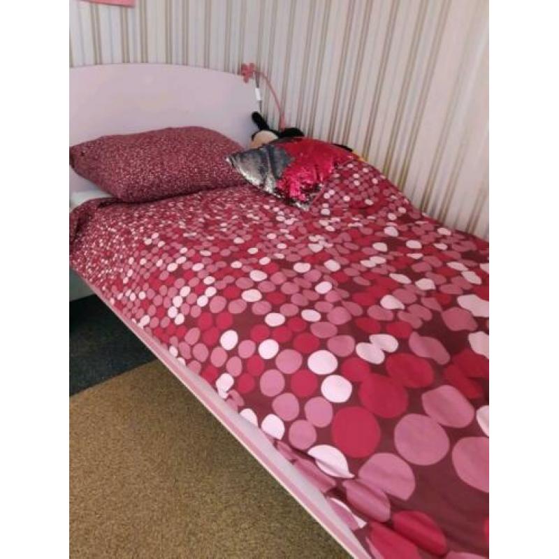 mKamer.meisjeslap bed,kast en nachtkastje