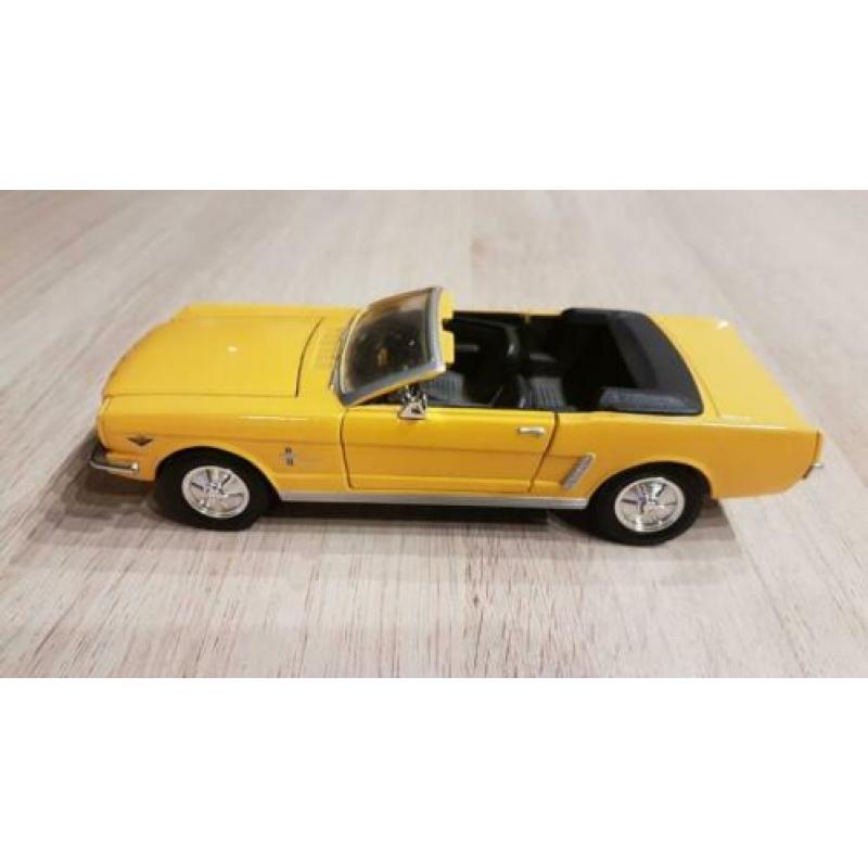 Model auto Mustang 1964 Geel 1:24