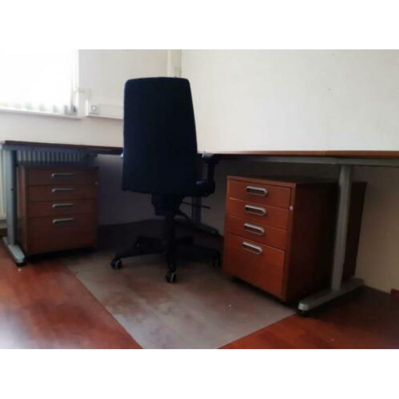 Buro + burostoel + 2 ladenkasten