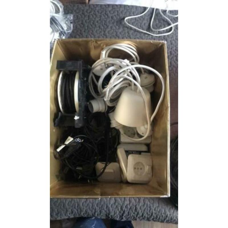 Doos met nieuwe + gebruikte elektra, snoer, contactdoos enz.