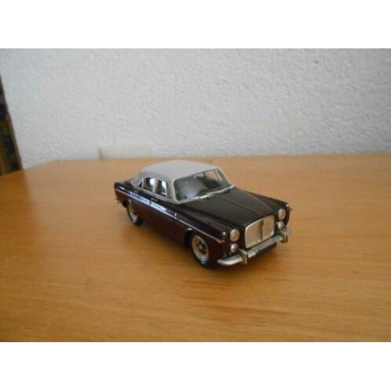 Milestone Rover P5 coupe RHD maroon-zilvergrijs dak 1:43