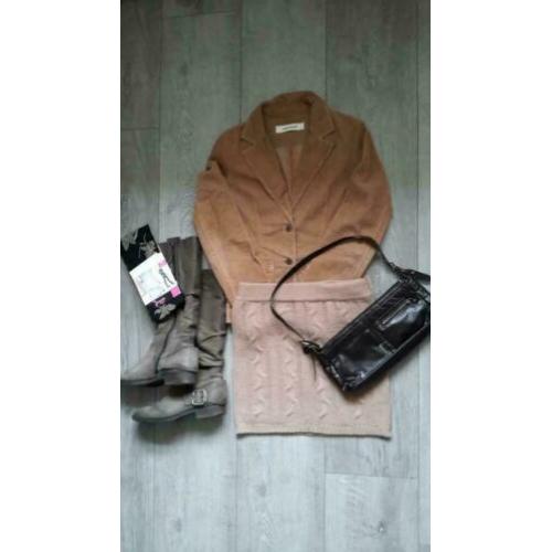 Set bij elkaar passende kleding: rok, jasje, laarzen, tas