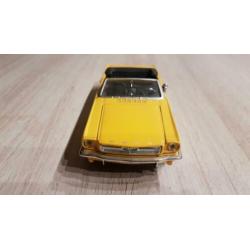 Model auto Mustang 1964 Geel 1:24
