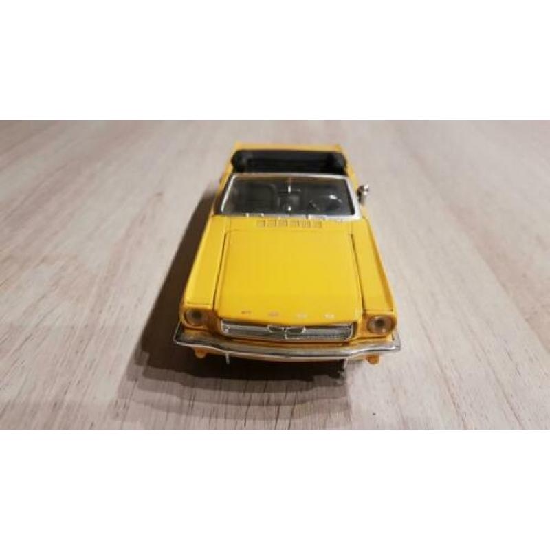 Model auto Mustang 1964 Geel 1:24