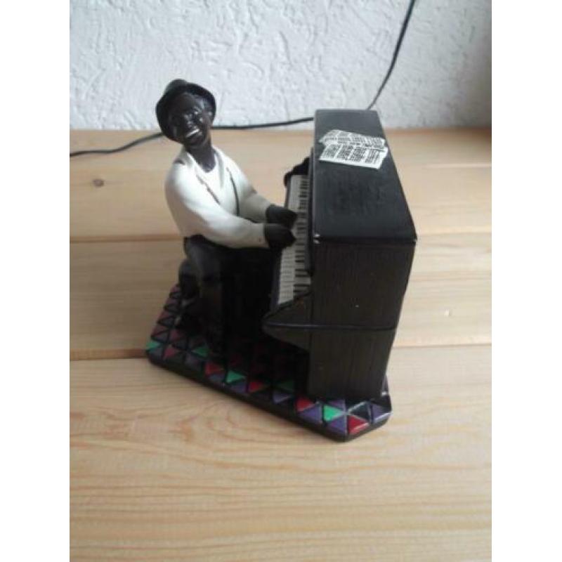 Gaaf beeldje van pianist Ed van Rosmalen.