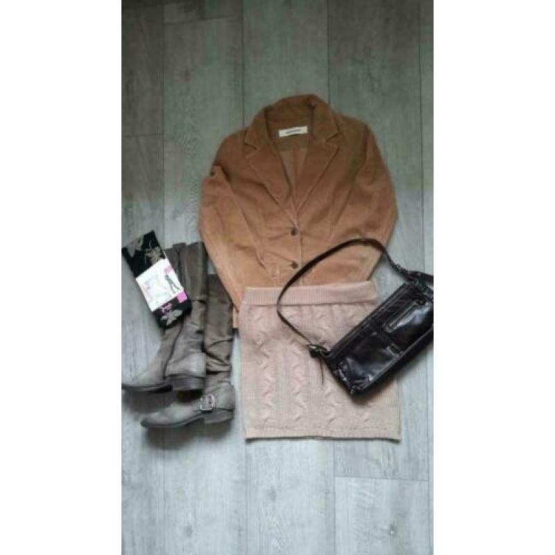 Set bij elkaar passende kleding: rok, jasje, laarzen, tas