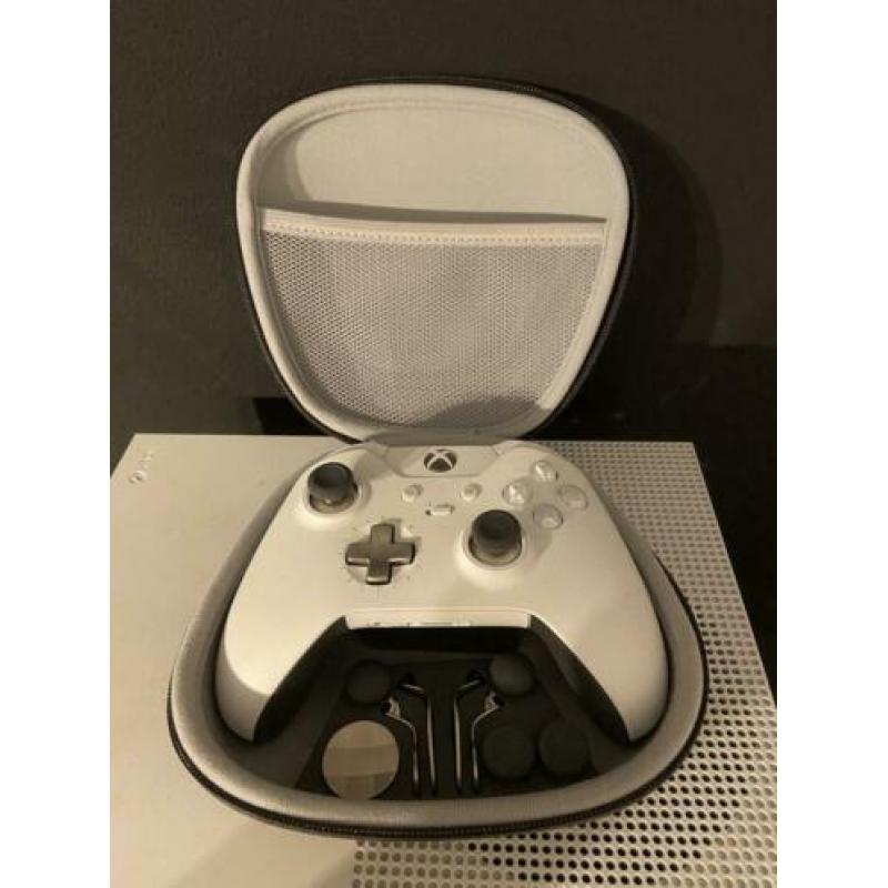 xbox one S+ 2 elite controllers