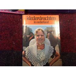 Diverse klederdracht boeken