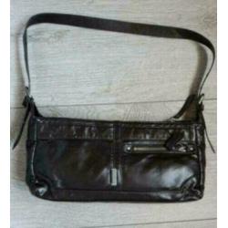 Set bij elkaar passende kleding: rok, jasje, laarzen, tas