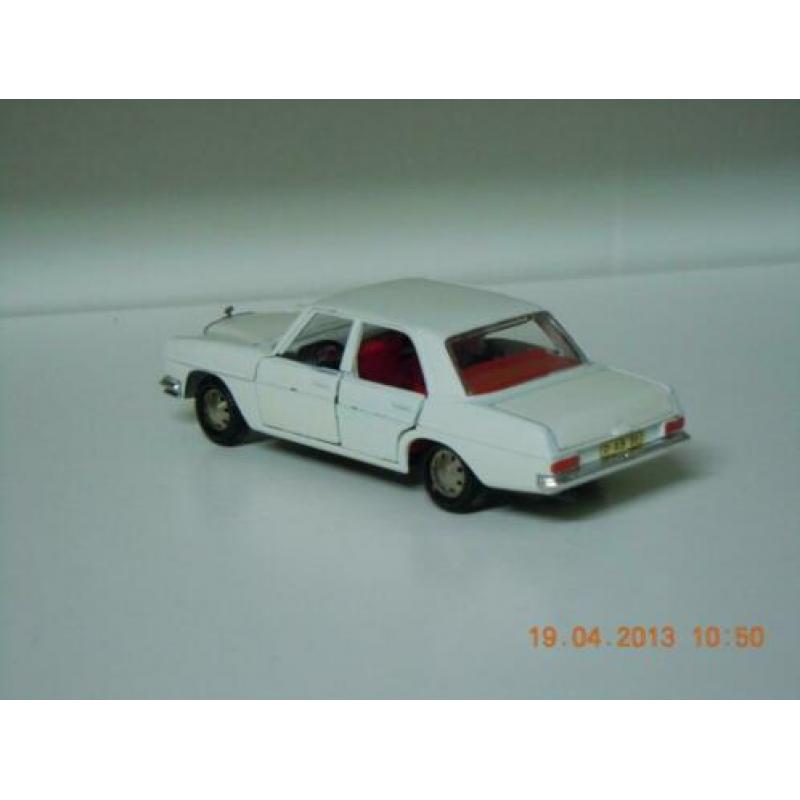 Mercedes 250 type W115/8. Model van het Marklin. Model nageg