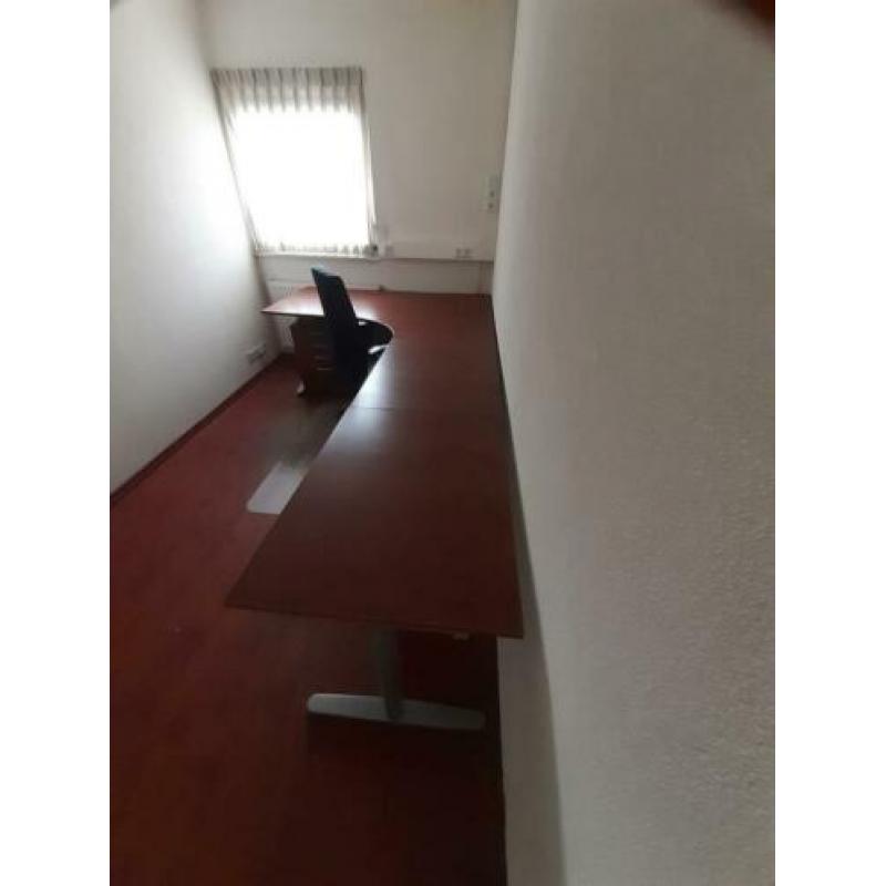 Buro + burostoel + 2 ladenkasten
