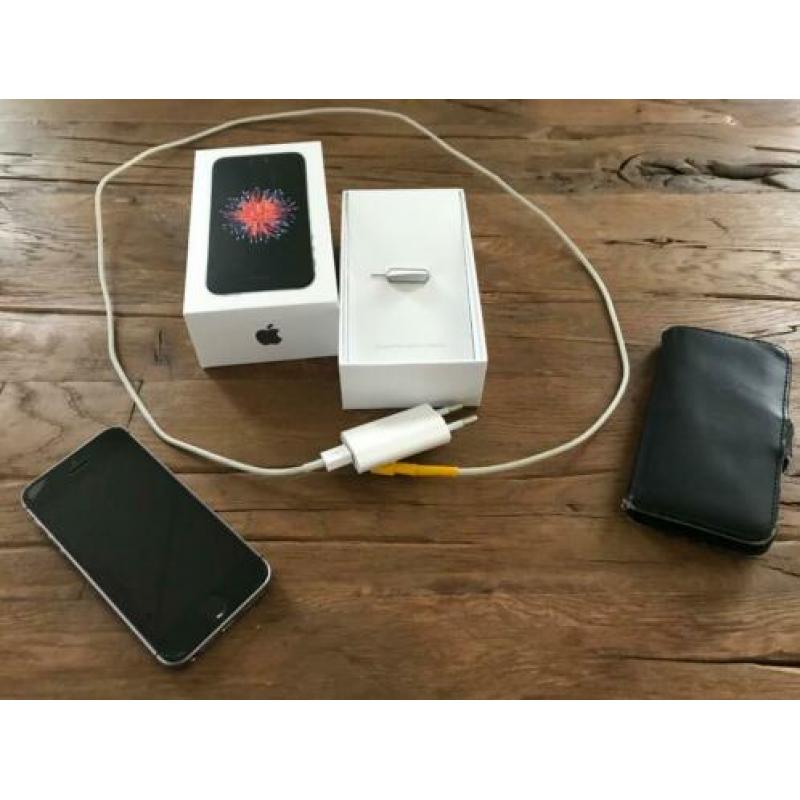 Nog zeer nette iPhone SE incl boekje doosje en lader