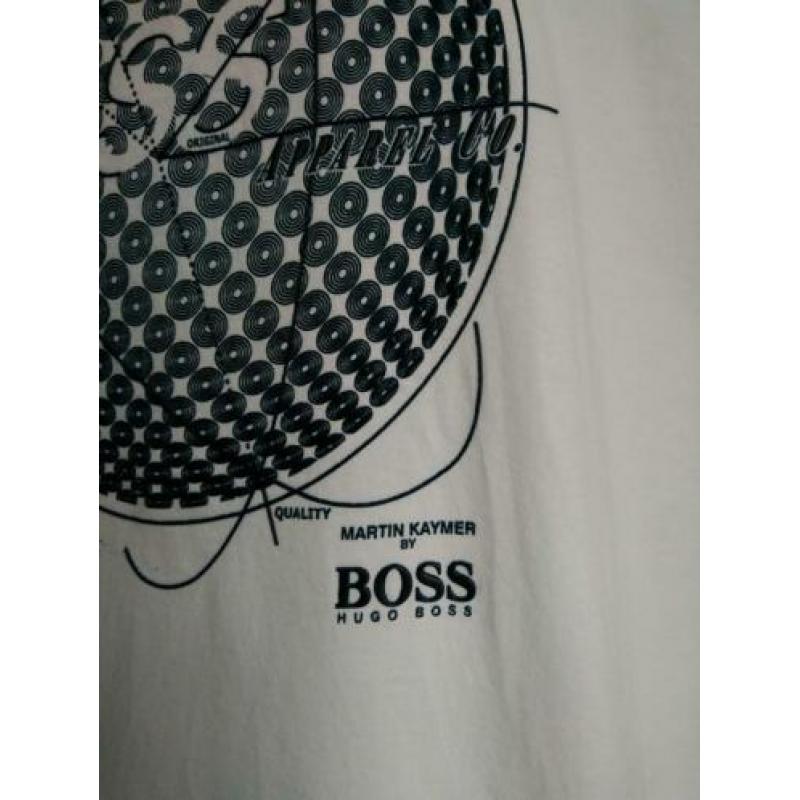 Hugo Boss shirt. Kleur Wit met opdruk. Maat XL.