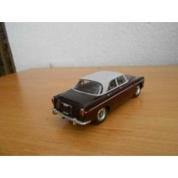 Milestone Rover P5 coupe RHD maroon-zilvergrijs dak 1:43