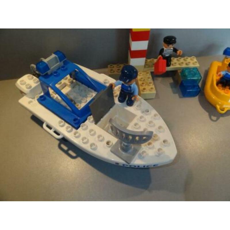 Duplo 4861 politieboot met boef