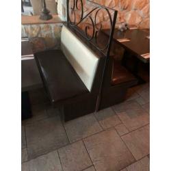 Restaurant meubilair: eettafel, stoelen, lampen, hek