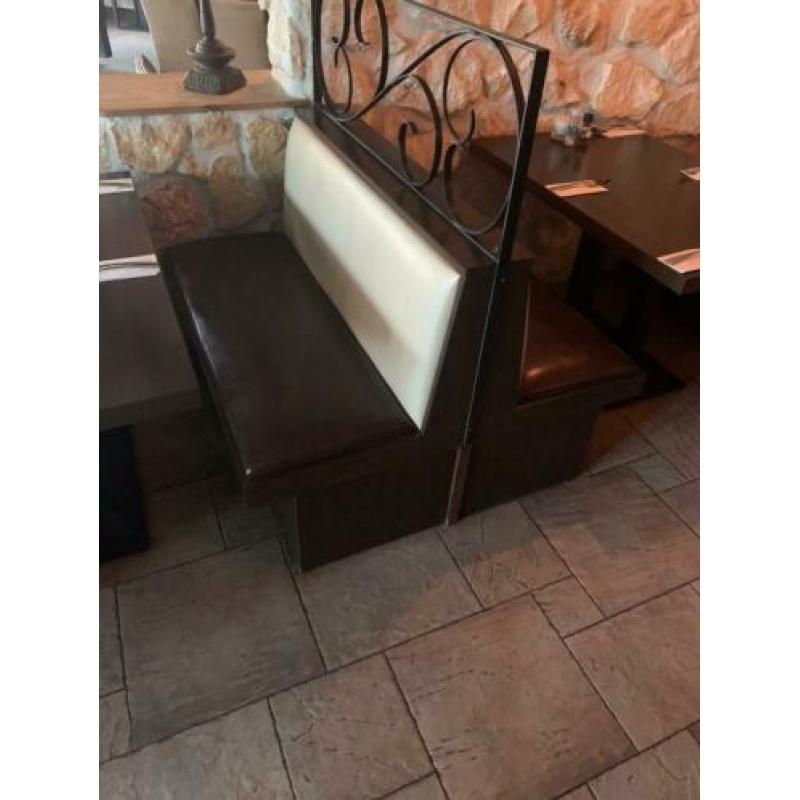 Restaurant meubilair: eettafel, stoelen, lampen, hek