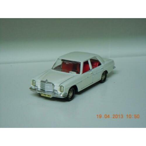 Mercedes 250 type W115/8. Model van het Marklin. Model nageg