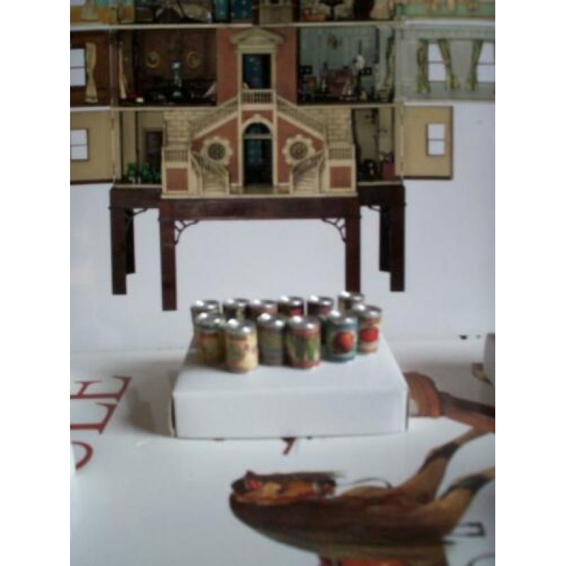 Miniatuur blikjes met vintage etiket poppenhuis winkel