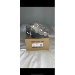 Yeezy Tephra 700 V2 39 1/3