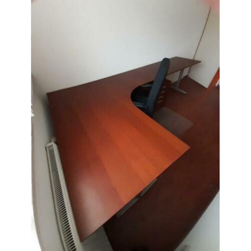 Buro + burostoel + 2 ladenkasten