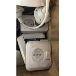 Doos met nieuwe + gebruikte elektra, snoer, contactdoos enz.
