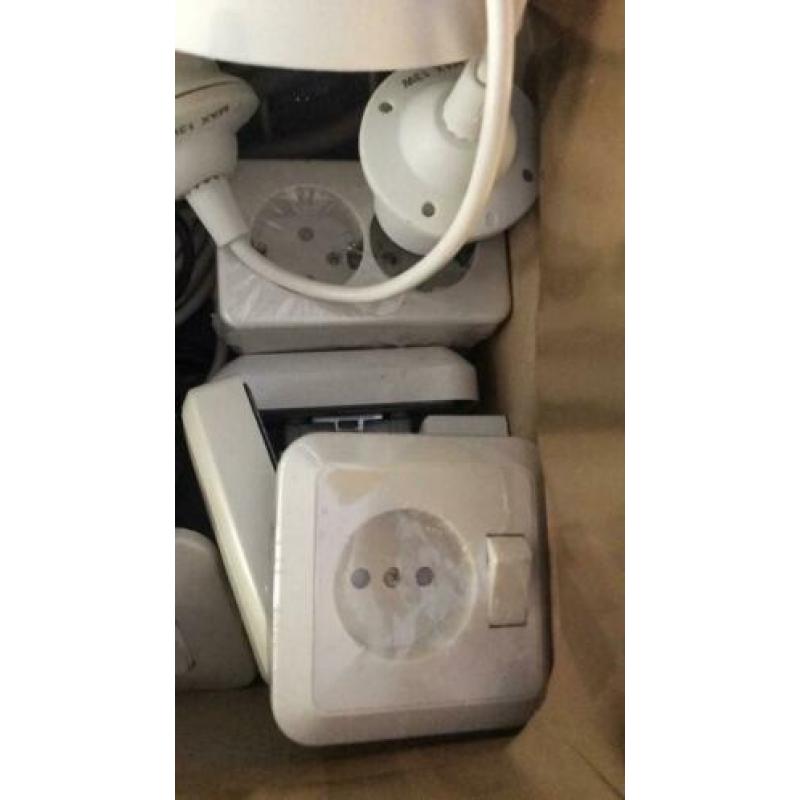 Doos met nieuwe + gebruikte elektra, snoer, contactdoos enz.
