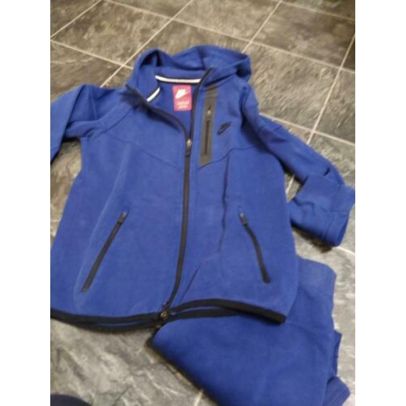 Nike Tech pakje maat 146