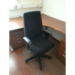 Buro + burostoel + 2 ladenkasten