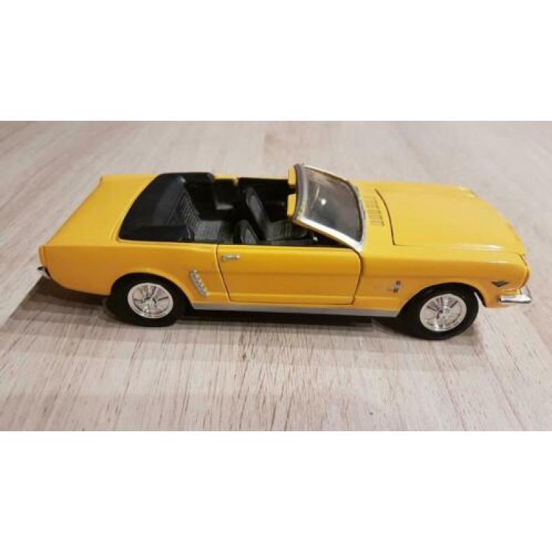Model auto Mustang 1964 Geel 1:24