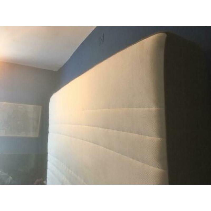 Bijna nieuw matras + gloednieuwe topper