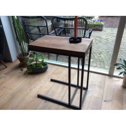 Robuuste industriële/retro bijzettafel.