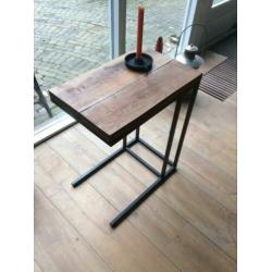 Robuuste industriële/retro bijzettafel.
