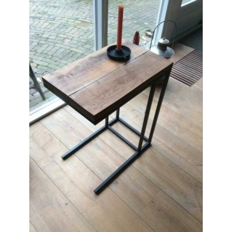 Robuuste industriële/retro bijzettafel.