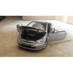 Peugeot 307 CC 1:18 zilvergrijs schaalmodel Solido