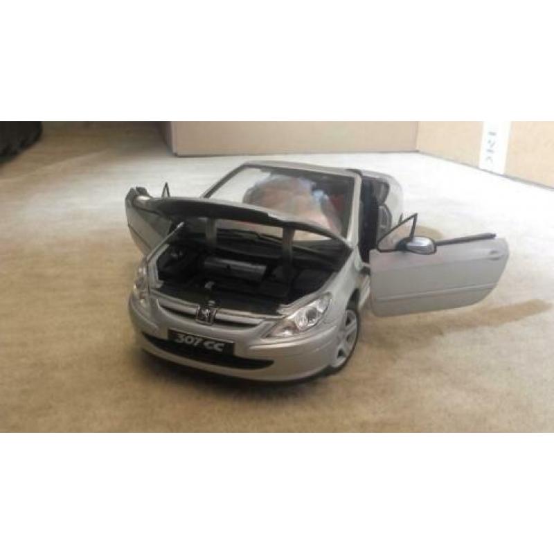Peugeot 307 CC 1:18 zilvergrijs schaalmodel Solido