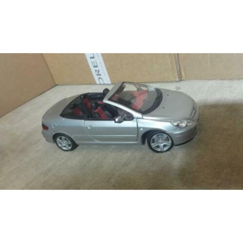 Peugeot 307 CC 1:18 zilvergrijs schaalmodel Solido