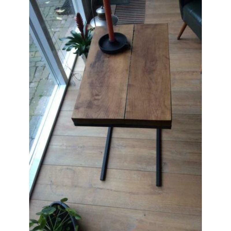 Robuuste industriële/retro bijzettafel.