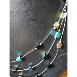 Erg leuke vrolijke ketting met mooi gekleurde blokjes.