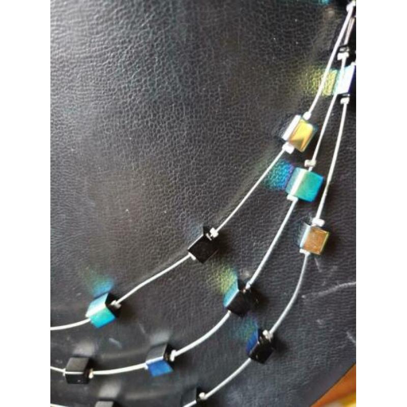 Erg leuke vrolijke ketting met mooi gekleurde blokjes.