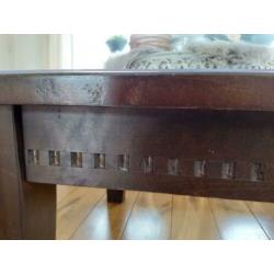 Leuke, stevige koloniaalse salontafel 75 cm bij 130 cm