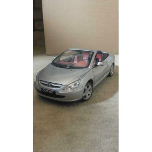 Peugeot 307 CC 1:18 zilvergrijs schaalmodel Solido
